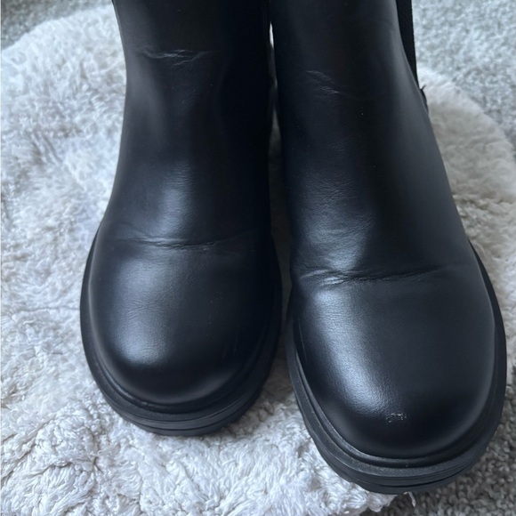 Unr8ed- Elegant Black Leather Ankle Booties - Picture 4 of 5